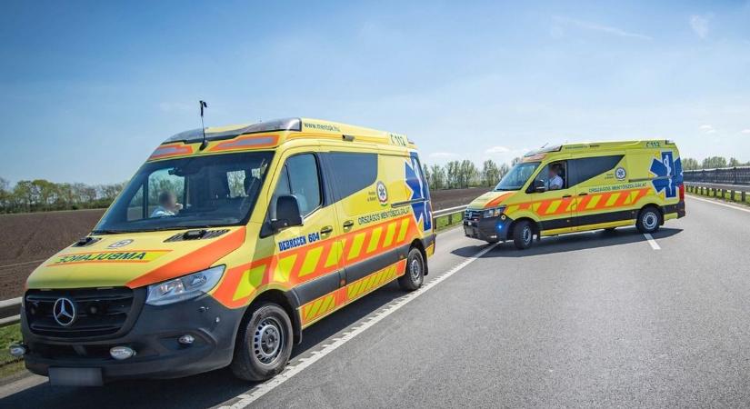 Baleset az M3-ason! Árokba borult egy kamion, mentők is a helyszínen!