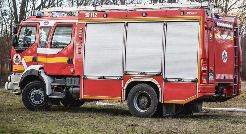 Baleset az M3-ason: árokba borult egy kamion