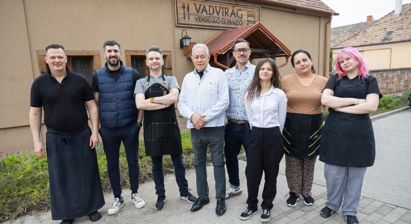 Amikor a kocsis megvacsorázott és hajnalban indult Pest felé