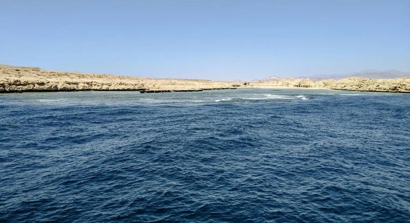 Váratlan fordulat! Egy luxushajó haladt át a blokád alatt álló Hormuzi-szoroson