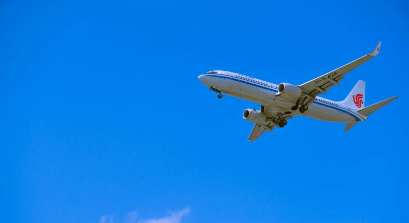 A levegőben indult meg a szülés – utasok segítettek világra hozni a babát