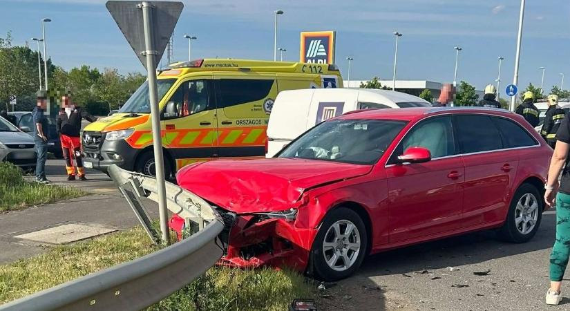 Súlyos baleset történt Hajdú-Biharban, három embert vittek el a mentők – fotókkal