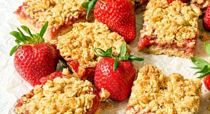 Ellenállhatatlan epres morzsasüti: zabpehely roppan a tetején