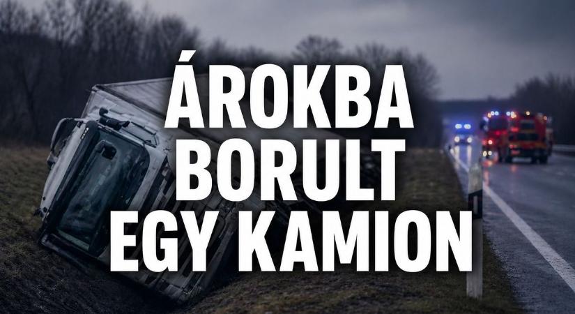 Árokba borult egy kamion Polgár közelében – a sofőrt ki kellett menteni a vezetőfülkéből