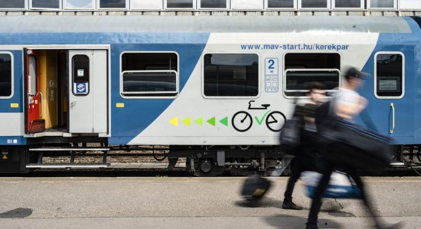 Üvegtörő kalapáccsal okozott 21 millió forintos kárt a vonatszerelvényben, vádat emeltek ellene