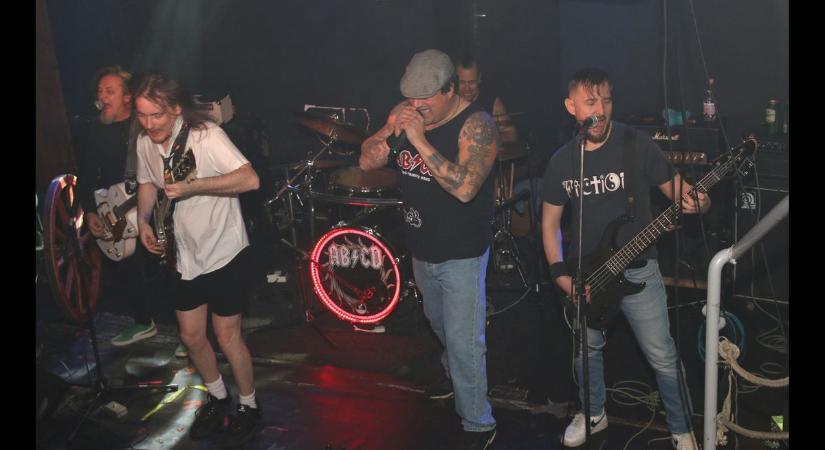 Ötven éve jelent meg az AC/DC alapműve, az AB/CD pedig Miskolcon robbantja fel a színpadot