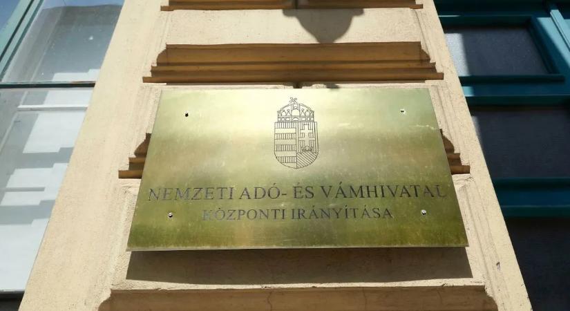 Üzent a NAV az szja-bevallás kapcsán, több mint kétszázezer adózót érint