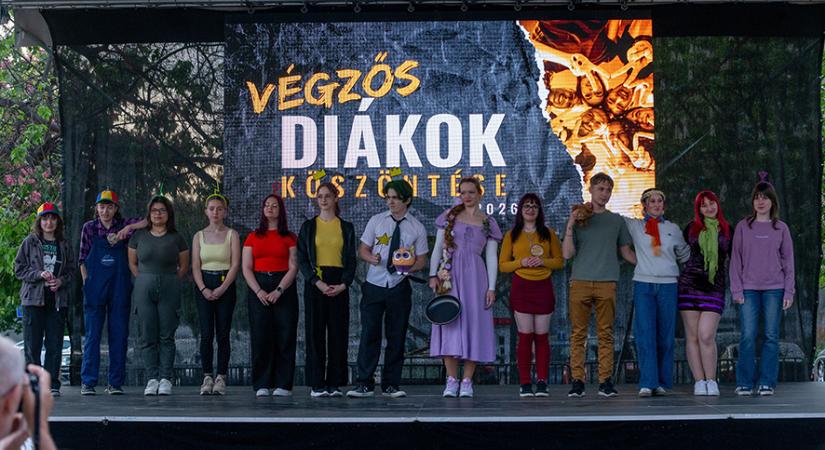 Elbúcsúztak a végzős diákoktól Szolnokon – ünnepélyes köszöntés a város szívében (képgalériával)