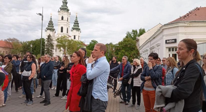 A menesztett színházigazgató mellett tüntettek Óbecsén