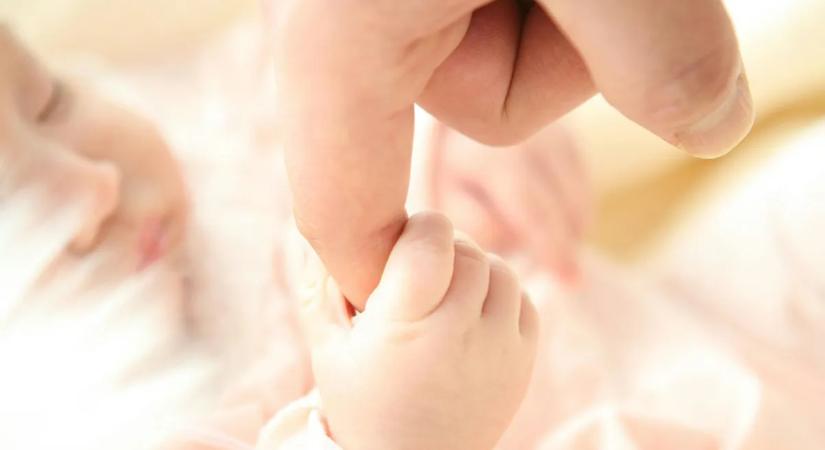 Otthon, a kanapén szülte meg gyermekét az anya - Legidősebb lánya segített neki