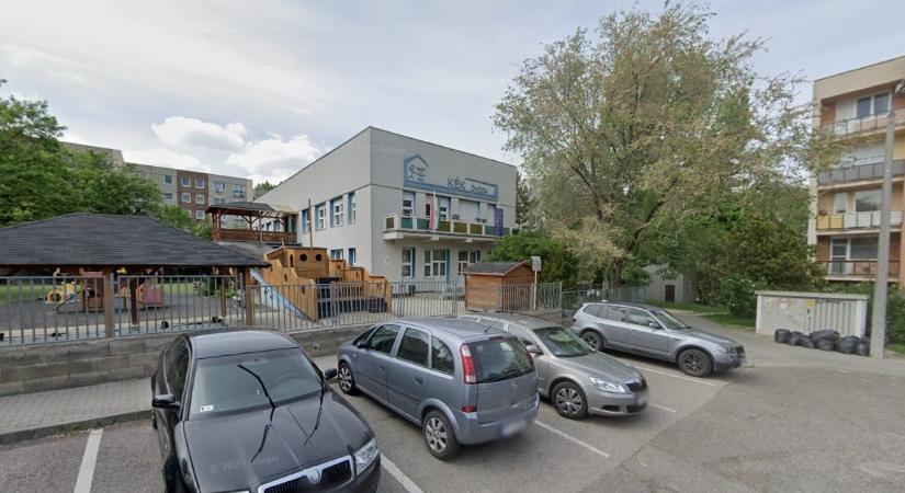 Belőttek a solymári óvoda ablakán