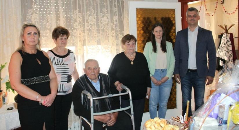 90. születésnapja alkalmából gyűltek össze a hajdúsámsoni Pista bácsinál!