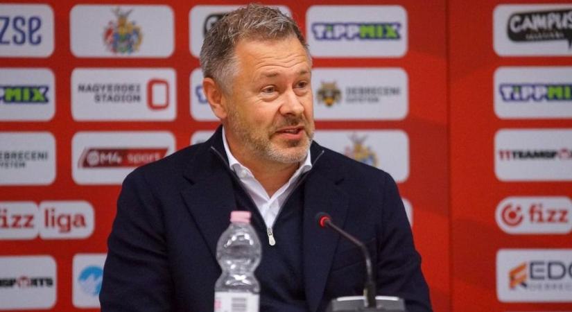 Ezzel a sztáredzővel fotózták le a DVSC elnökét – fotóval!