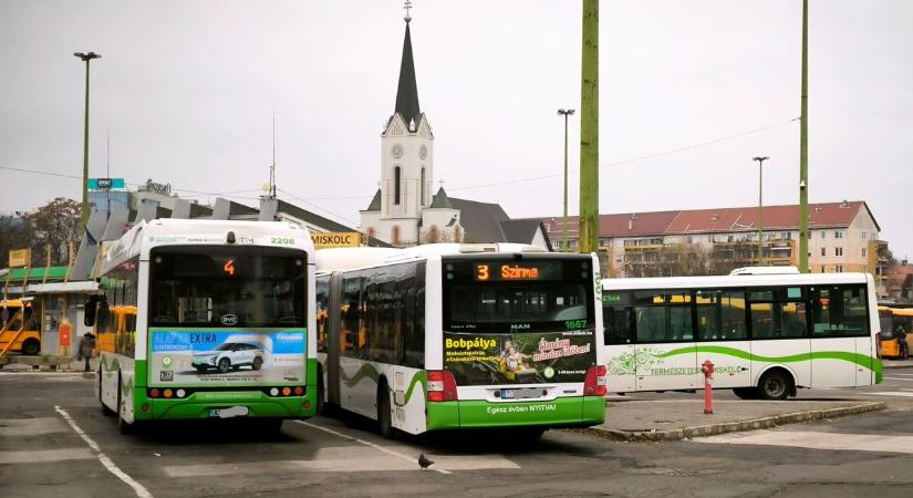 Útfelújítás miatt költözött a buszmegálló Miskolcon