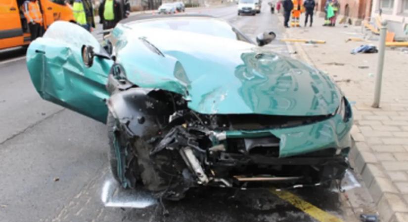 Videón a győri gázolás: így csapódott a buszmegállóba az Aston Martin!