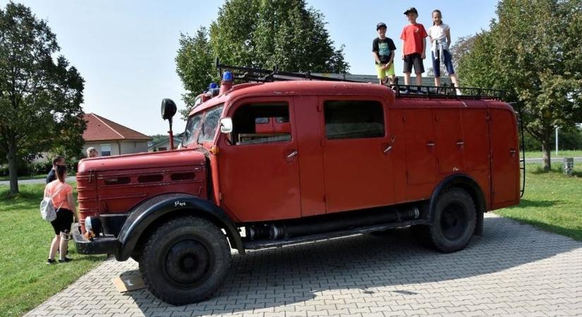 Veterán autók találkoznak Hegyeshalomban a Stettni-tónál