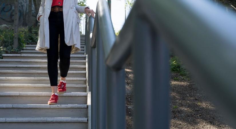 Évtizedes hiány pótolva: elkészült az új lépcsősor Egerben, már használják is a helyiek