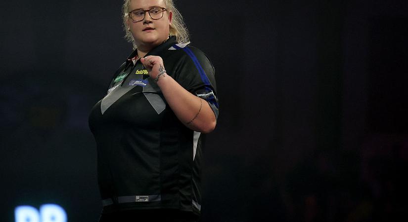 Három korábbi világbajnok legyőzése után történelmet írt a női dartsos – videó