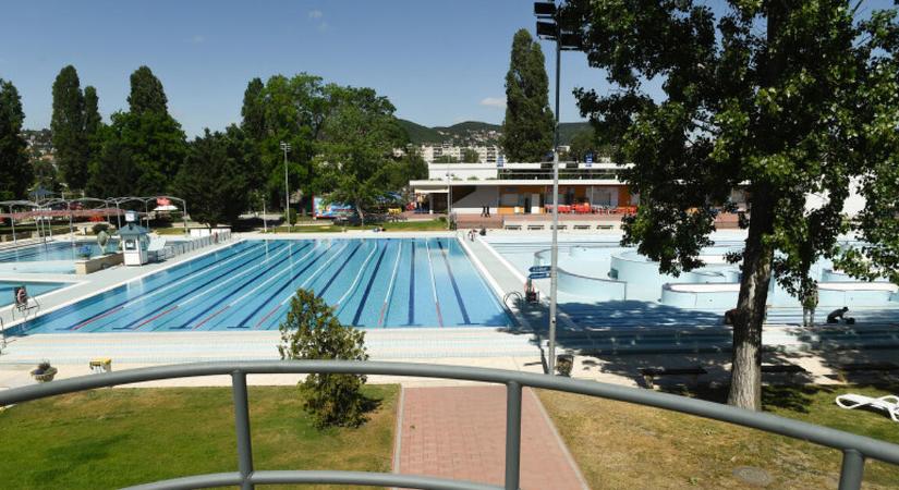 Az energiaárak emelkedése miatt később nyitnak a magyar strandok