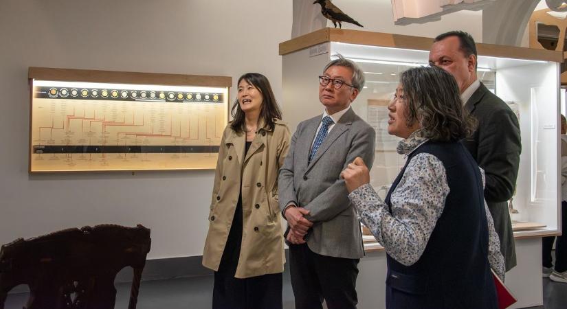 Koreai vendégek a Déri Múzeumban