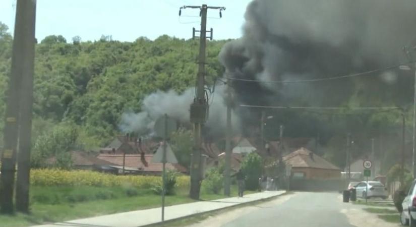 Videón a hatalmas borsodi tűz: óriási lángok és füst, ezt nézte az egész utca