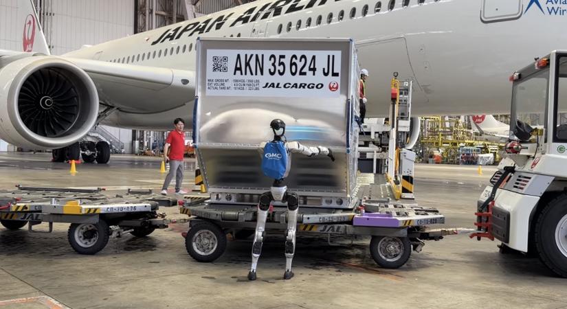 Humanoid robotokat tesztelnek Japán egyik legforgalmasabb repülőterén