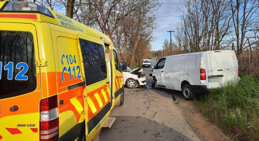 Súlyos frontális baleset Nyíregyháza közelében: totálkárosra tört két autó, teljes az útzár (fotók)