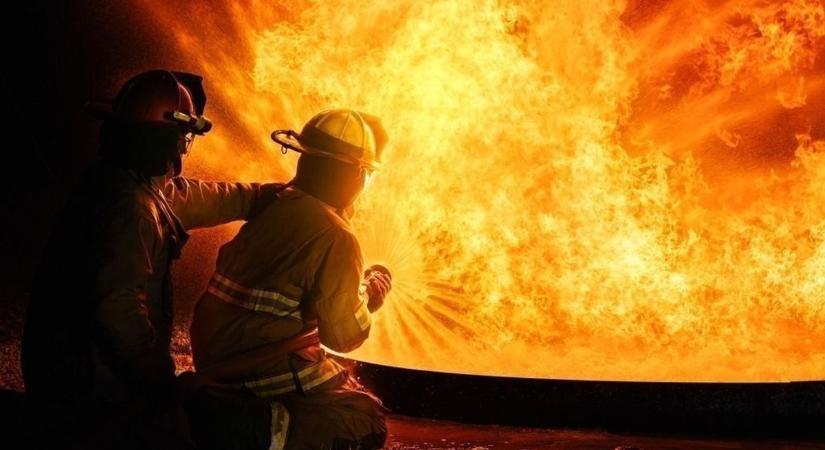 Tatabányai épületben csaptak fel a lángok, azonnal rohantak a tűzoltók