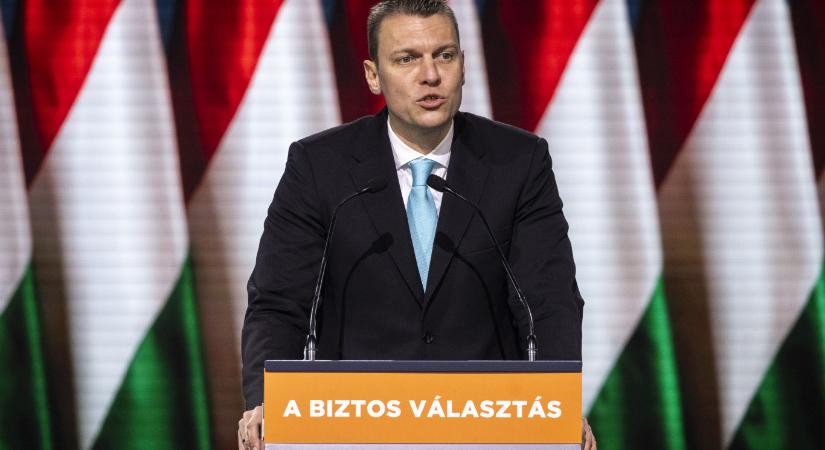 Menczer Tamás a 444-nek: A lelkiismeretemben és a munkámban nem kívánok megújulni