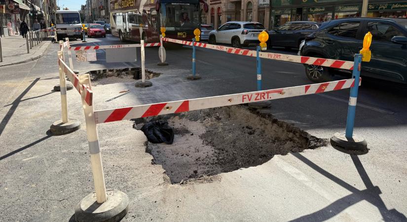 Beszakadt út a Ferenciek terénél - kegyetlen dugó volt ma, és nem várható más a következő napokban sem