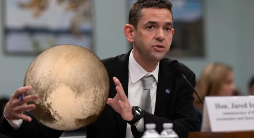 Újra bolygóvá tenné a Plútót a NASA vezetője