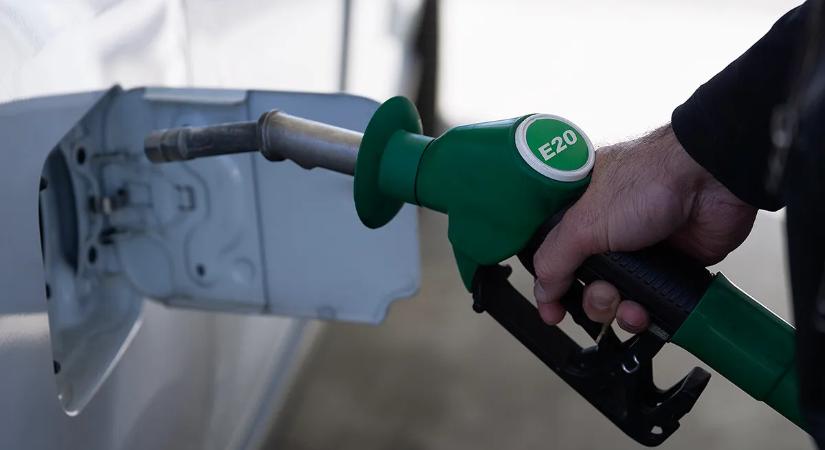 Bombahír: jön az olcsóbb benzin – de nem minden autó szereti