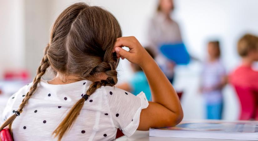 Beszélgettek órán, a tanár büntetésből levágta a lányok haját