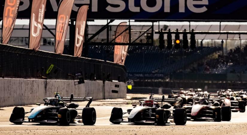 Molnár Martin dobogóval bizonyított a nehézségekkel tűzdelt első brit F3-as versenyhétvégéjén