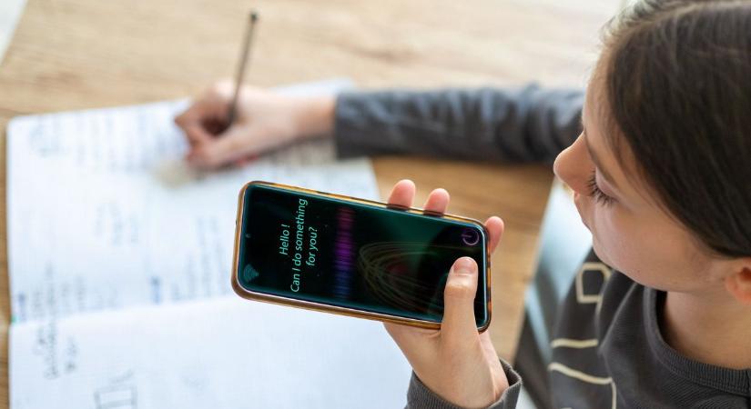 Figyelik, hogy miről beszél a gyerek a mesterséges intelligenciával