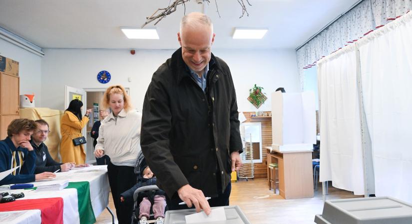 Kínos ügyek hegyén ül a távozó miniszter: Ruszin-Szendi Romulusz már vizsgálatokat lenget be