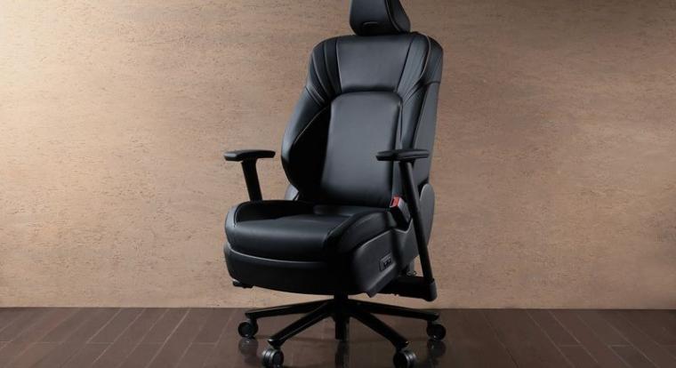 A Toyota csinált egy 1,2 milliós, fűthető irodai széket, amiben a biztonsági öv egy USB csatlakozó