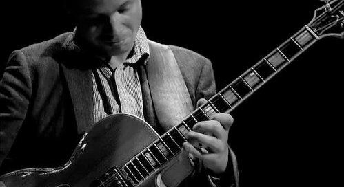 Kötéltánc a nevetséges és a zseniális határán – Geordie Greep a Turbinában