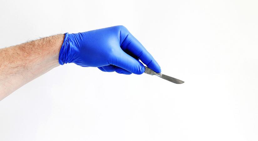 A nyílt utcán műtött meg egy szíven szúrt embert az Országos Onkológiai Intézet főorvosa