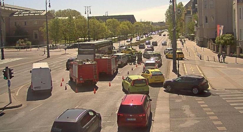 Egy turistabusz ütközött több autóval a Hősök terénél
