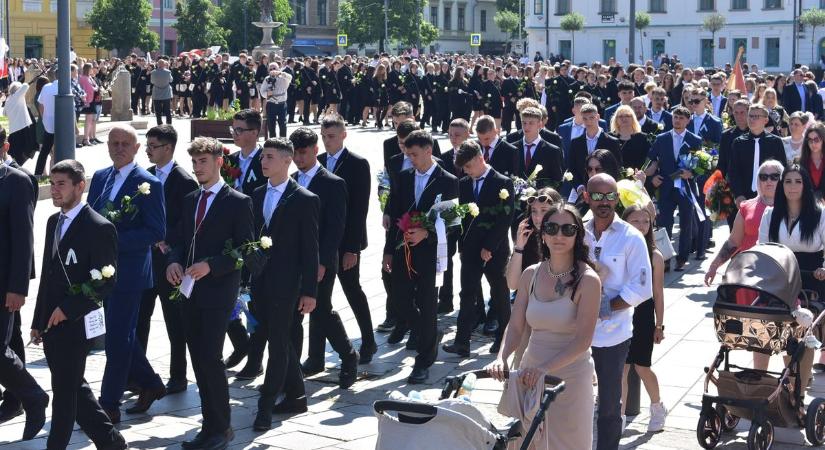 Május 1-jén újra együtt ballagnak a végzősök Pápán