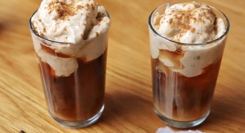 Banánkrémes-fahéjas jegeskávé: kávéházi élmény otthon