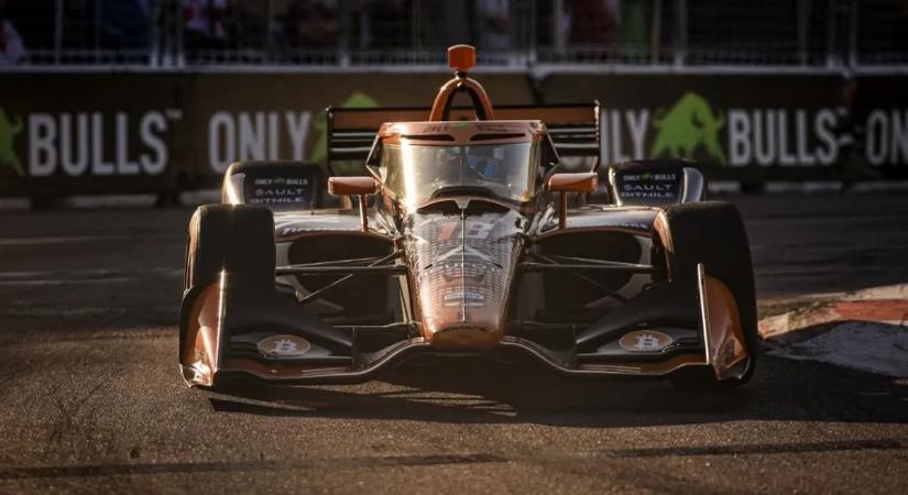 Romain Grosjean sisakja csupa vér lett: egy madarat ütött el a korábbi F1-es pilóta – videó