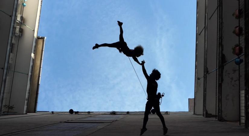 Lebegő emberek lepik el a szigligeti várat