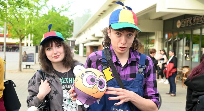 Aranyhaj is tiszteletét tette a szolnoki bolondballagáson – nosztalgikus mesefigurák lepték el a várost