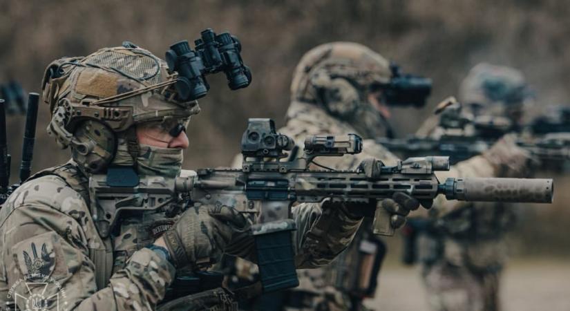 Súlyos emberhiánnyal küzd az ukrán hadsereg, már sorozótiszteket is megtámadnak