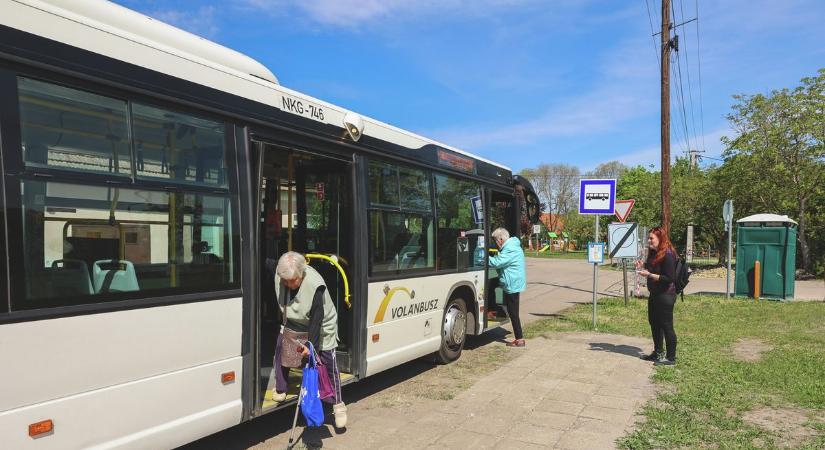 Kerülnek a gyalogosok, szenvednek a buszok – a felújítás viszont alig halad