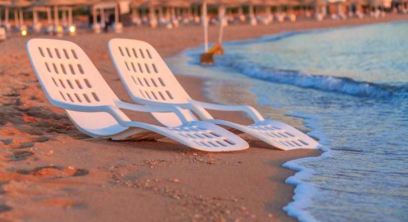 Egyre több görög strandról tiltják ki a napágyakat
