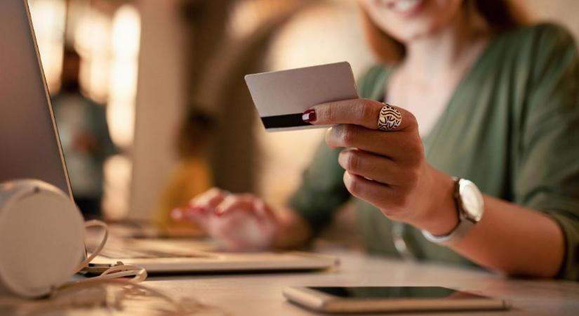 Lánya adataival csalt egy miskolci nő