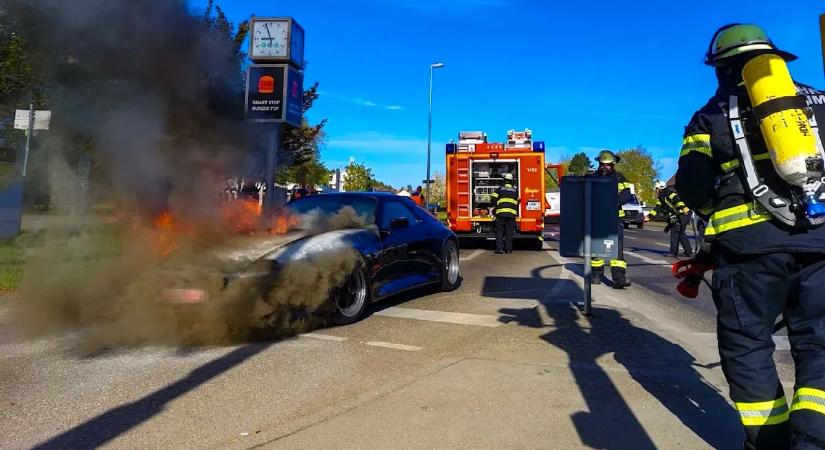Hihetetlen dráma: a céltól 7 km-re égett ki a szervizbe tartó klasszikus Porsche
